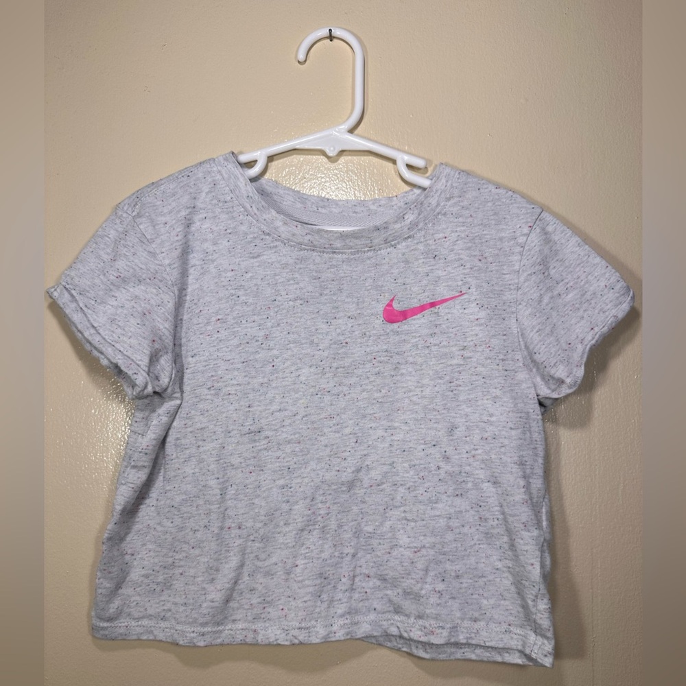 Nike girls top, size 6
(INV#A14)
